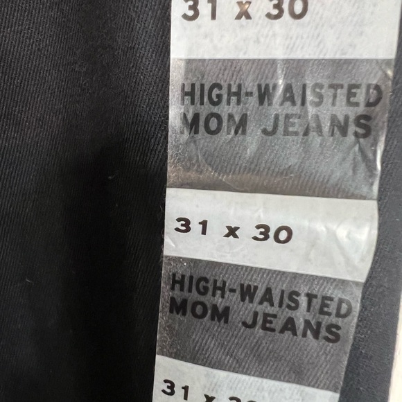 Levi’s high waisted mom jean - Picture 4 of 5